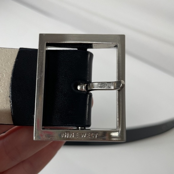 Nine West sz. M(40) black real leather belt with minimalist modern silver buckle - Picture 6 of 7